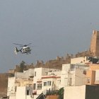 Un helicóptero de la Policía sobrevuela el cerro almeriense.