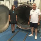 La marmita  principal de la fábrica junto a la que se ven Matías Gómez y Ana Belén Guevara.