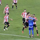 Los jugadores se abrazan al portero Miño tras detener un penalti.