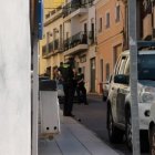 La Guardia Civil custodia un edificio en Berja donde había una persona contagiada.