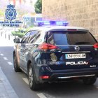 Un coche radipatrulla circulando por la ciudad