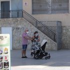 Un matrimonio con mascarilla pasea a un bebé en Almería.