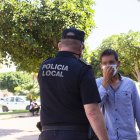 Un agente controlando el uso de la mascarilla.