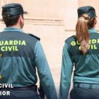 Una pareja de la Guardia Civil dirigiéndose hacia un altercado