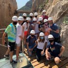 Foto de familia de la visita de Bisbal al Caminito del Rey.