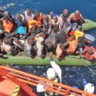 Imagen de archivo de una patera rescatada en aguas de Almería.