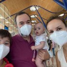 Fausto Romero-Miura Ferraro junto a sus hijos Fausto y Olivia y Chloe, su mujer.