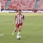 Iván Martos en una jugada del partido ante el Alcorcón en el Mediterráneo.