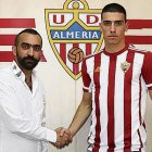 Mohamed El Assy y Rosic el día que fue firmado.