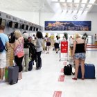 Turistas ingleses en el Aeropuerto de Almería, en una imagen de archivo.
