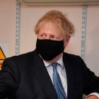Boris Johnson con mascarilla.