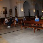 La ofrenda floral con el padre Ángel Becerra.