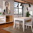 Diseño de comedor con madera y colores neutros.