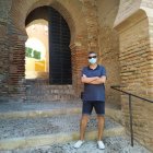 Arturo del Pino junto a la Puerta de la Justicia