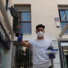 Darwin Núñez saliendo de los laboratorios Synlab, en el Paseo de Almería.