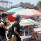 Bañistas con mascarilla en una playa de la provincia.