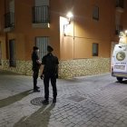 Policías locales de Vera patrullan las calles para evitar comportamientos irresponsables.