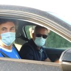 El entrenador, José Gomes, saliendo del Estadio tras hacerse las pruebas.