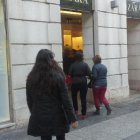 Zara, en el Paseo de Almería, se prepara para cerrar sus puertas.