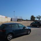 Automóviles accediendo al punto de recogida rápida de muestras habilitado en el campo de fútbol de La Mata (Mojácar).