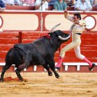 Susto en el primer toro de Enrique Ponce en el Puerto de Santa María.
