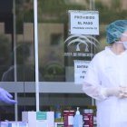 Imagen de archivo de sanitarios tomando muestras.