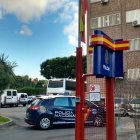 Imagen de archivo de un coche de Policía Nacional en la Comisaría de Almería.
