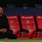 Simeone en la soledad del banquillo.