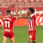 El Girona celebrando el gol mientras Darwin Núñez se lamenta.