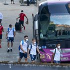 Los jugadores del Fuenlabrada, en su viaje a A Coruña.