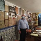 Francisco Morales en el interior de su sótano convertido en museo