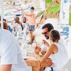 Pablo Casado y su familia saboreando la gastronomía del Parque Natural Cabo de Gata-Níjar en la Isleta del Moro.