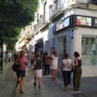 Cola en el exterior de la Oficina de Turismo para comprar el abanico de Feria 2020