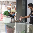 Entrada de los almerienses a adquirir sus abanicos de feria.