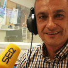 Israel Polo en los estudios de la Cadena SER.