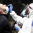 Un joven se somete a la prueba PCR.