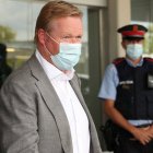 Ronald Koeman, a su llegada a Barcelona. / ALBERT GEA (REUTERS)