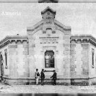 Edificio de las escuelas públicas de Los Molinos, construido en el año 1893 con el dinero aportado por la prensa de Madrid.