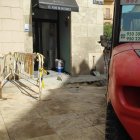 Puerta de El Vino en un barco con la calle en obras.