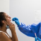 Toma de muestras a una mujer para una prueba PCR.