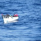 Imagen de archivo de una patera frente a la costa de Almería.