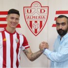 Darwin Núñez con Mohamed El Assy.