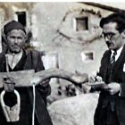 Encuestas. Lorenzo Rodríguez preguntando a un paisano almeriense por las partes de un yugo para las bestias y anotándolo en su libreta, en 1933.