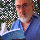 Juan Martínez Fernández, en Almería con su última novela.