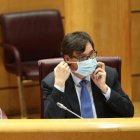 Salvador Illa, con mascarilla, en una imagen de archivo sentado en su silla.
