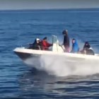 Vídeo de una patera a su llegada a Almería