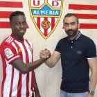Appiah con Mohamed El Assy en la presentación.