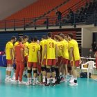 Los jugadores de España atienden al seleccionador.