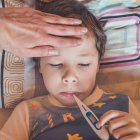 Los padres que tengan que cuidar a hijos en cuarentena con PCR positiva sí tendrán derecho a una baja remunerada.