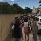 Profesionales de la educación esperan para hacerse la prueba del coronavirus a las puertas del IES Al-Ándalus.